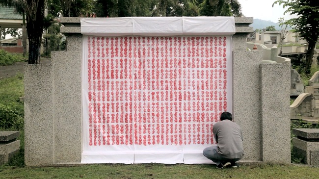 Performance 'Rewriting on the Tomb', mass grave in Tulungagung / FX Harsono