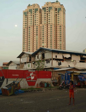 Slums and luxury flats in Jakarta / Ian Wilson Inequality